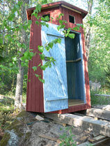 Perjantaina 29.5.2009  Reidun saunarantaan pystytettiin Reidun "hyyssitiimin" valmistama  uusi ja nykyaikainen Hätä-Pookiksi ristitty ulko-wc.