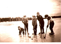 Kuva 19. Nuorisokiekkoa järven jäällä. 