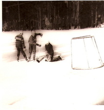 Kuva 32. Jääkiekkoa Reilan koululla. 